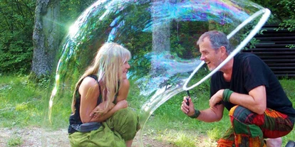 Händler - Art der Abholung: Übergabe mit Kontakt - Untermamau - Wir lieben was wir machen!
Bubbles4you Riesenseifenblasen für jeden Event. Du kannst uns buchen, bei uns Workshops besuchen oder Dir unsere Ausrüstung für Deinen Event leihen - Bubbles4you Riesenseifenblasen