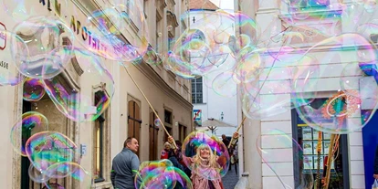 Händler - überwiegend regionale Produkte - Reitzing - Bubbles4you Riesenseifenblasen Street Art in der Kremser Fußgängerzone beim Integrationsfest - Bubbles4you Riesenseifenblasen