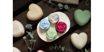 Händler - bevorzugter Kontakt: Online-Shop - St. Valentin-Landschach - Verschiedene Seifen in Form einer Rose oder in Form eines Herzens. - Würflacher Seifen