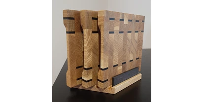 Händler - bevorzugter Kontakt: per E-Mail (Anfrage) - Maisdorf - Schneidebrett Set gefertigt aus Eiche / Geräucherte Eiche.
Set bestehend aus 3 verschiedene Größen Stirnholz Schniedebrettter und praktischem Schneidebretthalter - Holzkunst Sascha Wessely