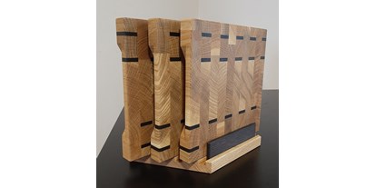 Händler - Unternehmens-Kategorie: Einzelhandel - Thann (Dietach) - Schneidebrett Set gefertigt aus Eiche / Geräucherte Eiche.
Set bestehend aus 3 verschiedene Größen Stirnholz Schniedebrettter und praktischem Schneidebretthalter - Holzkunst Sascha Wessely