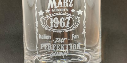 Händler - Graz Geidorf - Gravierte Gläser

Bier, Wein, Whiskey, Sektgläser individuell  - Geschenkeparadies 