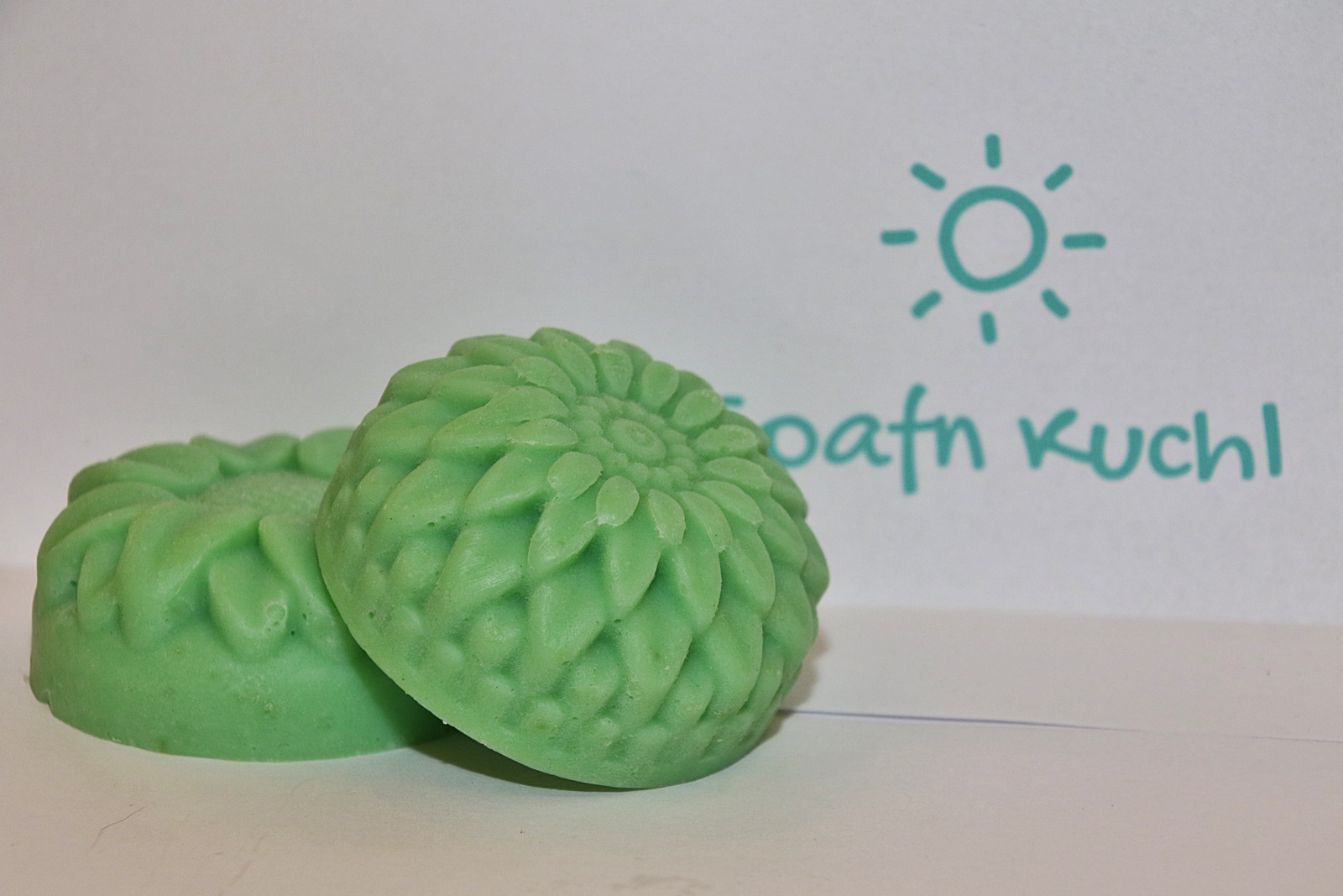 Unternehmen - Meine AloeVera-Seife wird mit echtem AloeVera-Gel von meinen, 4 Jahre alten, Pflanzen hergestellt.

Sie wird als Körper-, Hand- oder Duschseife verwendet.
Überfettet ist sie mit 15%.
Die Hauptbestandteile dieser tollen Seife sind:

·         Sheabutter

·         Aloe Vera-Gel - Soafn Kuchl