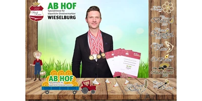 Händler - bevorzugter Kontakt: per Fax - Pyhrabruck - Ab Hof 2020, Jürgen Fichtenbauer mit den Auszeichnungen und Medaillen. - Landfleischerei Fichtenbauer GmbH