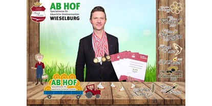 Händler - Produkt-Kategorie: Lebensmittel und Getränke - PLZ 3900 (Österreich) - Ab Hof 2020, Jürgen Fichtenbauer mit den Auszeichnungen und Medaillen. - Landfleischerei Fichtenbauer GmbH