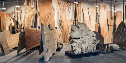 Händler - überwiegend selbstgemachte Produkte - Thor - Ausstellung der Originalhölzer, die reproduziert werden - SUN WOOD by Stainer 