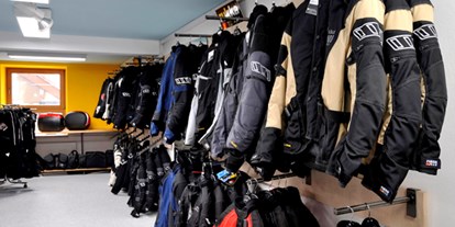 Händler - Produkt-Kategorie: Kleidung und Textil - Innsbruck - Damen Und Herren Bekleidung von xxs bis 12XL - Kassian's Bikeroutfit