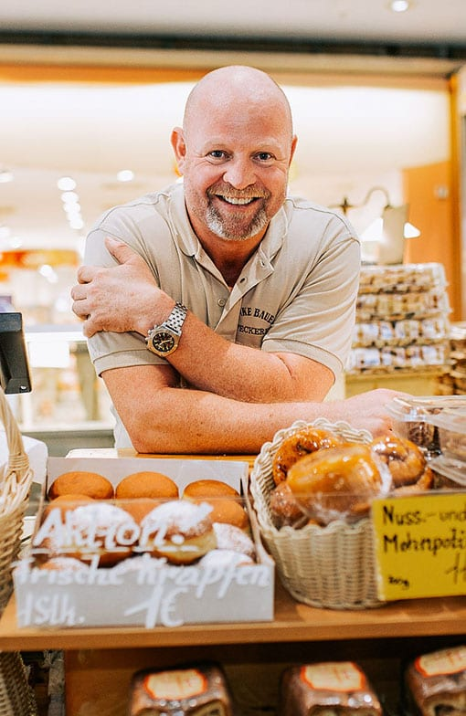 Unternehmen - Danke Bauer
Willkommen beim ersten österreichischen Versandhandel für lukullische Spezialitäten aus dem Alpen-Adria Raum. Handgemachte kulinarische Genüsse von kleinen ländlichen Betrieben aus den Kärntner Tälern, Slowenien sowie aus dem norditalienischen Raum.

Roman Fenz
Gründer von Danke Baue - Danke Bauer