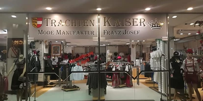 Händler - bevorzugter Kontakt: Online-Shop - Paildorf - Abendansicht Eingang  - TRACHTEN KAISER Mode Manufaktur