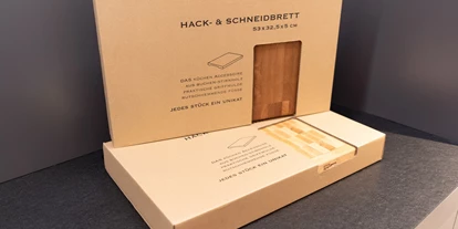 Händler - Produkt-Kategorie: Möbel und Deko - Weinberg (Wippenham) - verpackte Schneidbretter vor Versand bzw. Abholung // Auslieferung - gastro HACKBLOCK manufaktur