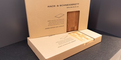 Händler - bevorzugter Kontakt: per Fax - Schmidham (Lohnsburg am Kobernaußerwald) - verpackte Schneidbretter vor Versand bzw. Abholung // Auslieferung - gastro HACKBLOCK manufaktur