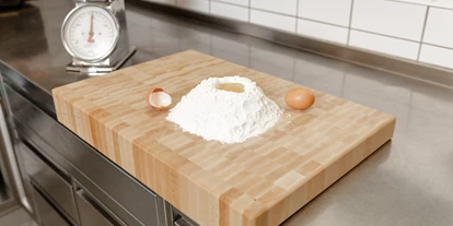 Händler - Versand möglich - Rabenberg (Tumeltsham) - wir haben auch das passende Brett für unsere Bäcker (in Bäckernorm 600x400 mm) - mit Anschlag um auch Teig auskneten zu können - gastro HACKBLOCK manufaktur