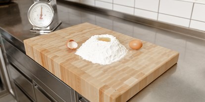Händler - Neffenedt - wir haben auch das passende Brett für unsere Bäcker (in Bäckernorm 600x400 mm) - mit Anschlag um auch Teig auskneten zu können - gastro HACKBLOCK manufaktur