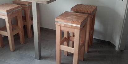 Händler - Produkt-Kategorie: Möbel und Deko - PLZ 4923 (Österreich) - auch Sonderlösungen sind machbar -. hier zu sehen eine Zweckentfremdung als Barhocker für einen Küchenbereich eines Kunden ... - gastro HACKBLOCK manufaktur