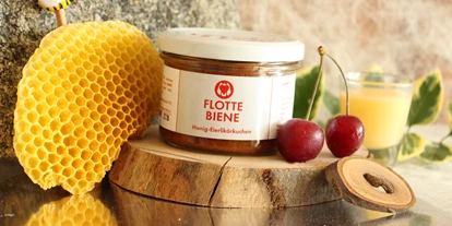 Händler - Unternehmens-Kategorie: Produktion - Florenthein - Flotte Biene
Eierlikörkuchen mit Dinkelmehl, Joghurt, Weichseln und Honig (statt Zucker) - Backen mit Herz e.U.
