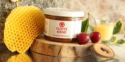 Händler - bevorzugter Kontakt: Online-Shop - Flotte Biene
Eierlikörkuchen mit Dinkelmehl, Joghurt, Weichseln und Honig (statt Zucker) - Backen mit Herz e.U.
