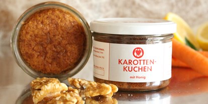 Händler - überwiegend regionale Produkte - Grünbach (Grünbach) - Karottenkuchen
sehr saftig, mit Walnüssen, Karotten und Honig (statt Zucker) - Backen mit Herz e.U.