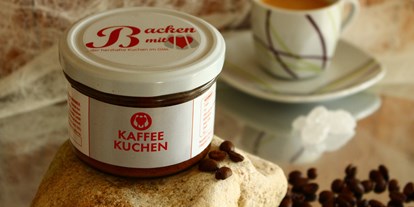 Händler - überwiegend regionale Produkte - Sandl - Kaffeekuchen
mit flüssigem Bohnenkaffee, Nüssen, Schokolade und schokolierten Mokkabohnen - Backen mit Herz e.U.