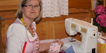 Händler - Produkt-Kategorie: Kleidung und Textil - Scharnstein - Erni beim Masken nähen - Ernestine Mittermayr -Runge 