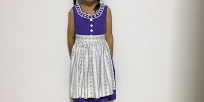 Händler - Produkt-Kategorie: Kleidung und Textil - Eglau - Meine Nichte aus Singapur 
Auch dort trägt man Dirndl von Ernis stoffgeschaeft  - Ernestine Mittermayr -Runge 