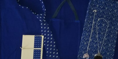 Händler - Produkt-Kategorie: Kleidung und Textil - PLZ 8044 (Österreich) - Blaudruck-Krawatte Handarbeit, Notizblock aus Leder A-6 mit Blauddruckapplikationen, Einkaufstasche, modische Halsketten - Schmuck-Blaudruck Jalili & Panzer GsbR