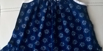 Händler - Hol- und Bringservice - Rötz (Gratwein-Straßengel) - Kinderkleider aus Blaudruckstoff für Kinder von 1,5 bis 6,5 Jahren. In 3 Größen. Länge des Kleides kann durch die Träger variiert werden. In verschiedenen Mustern vorhanden - Schmuck-Blaudruck Jalili & Panzer GsbR