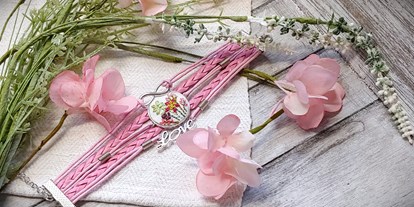 Händler - Versand möglich - Axams - Eine zarte Blumenwiese verziert dieses handbestickte Armband aus rosefarbenem Leder. - Alte Fäden - Historische Stickerei & Textile Accessoires