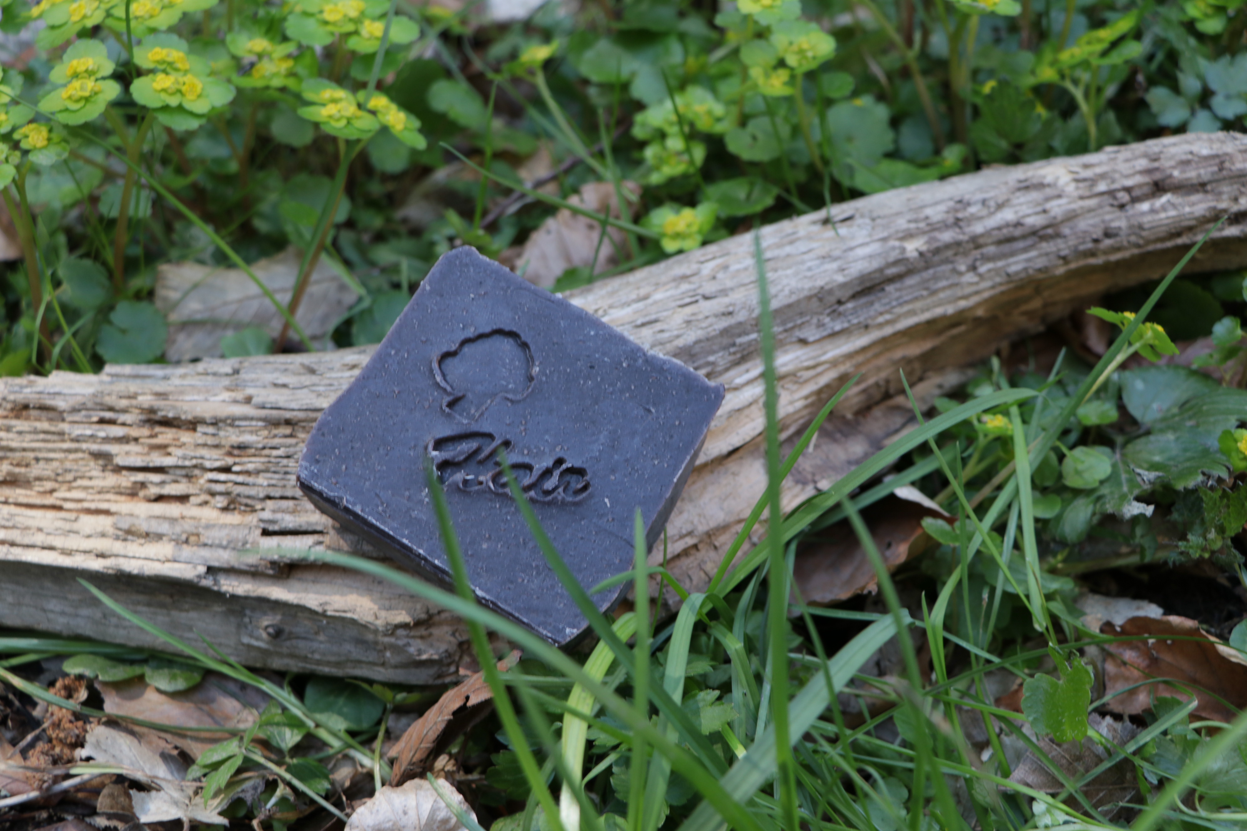 Unternehmen - Die Haarseife garantiert eine schonende Reinigung von Kopfhaut und Haaren. Sie unterstützt die natürliche Regulation durch ihre intensiv pflegende Rezeptur mit Sheabutter, Olivenöl, Kokosfett, Rizinusöl und gemörserten und pulverisierten Pflanzen. Das Ergebnis ist ein kräftiges, glanzvolles und gesundes Haar für Ihr Wohlbefinden. - Sabines Seifen Kitzeck