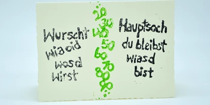 Händler - bevorzugter Kontakt: per Telefon - Mitterkirchen - Handbedruckte Geburtstagskarte mit Schiftzug "Wurscht wia oid wosd wirst - Hauptsoch du bleibst wiasd bist" - Nuggetz