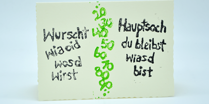 Händler - bevorzugter Kontakt: per E-Mail (Anfrage) - PLZ 4392 (Österreich) - Handbedruckte Geburtstagskarte mit Schiftzug "Wurscht wia oid wosd wirst - Hauptsoch du bleibst wiasd bist" - Nuggetz