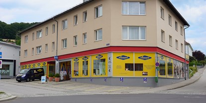 Händler - Unternehmens-Kategorie: Einzelhandel - Rohrbach in Oberösterreich - Allround Matratzen und Zubehör Aussenansicht - barrierefreie Parkplätze vor dem Geschäft - kostenfrei! - Allround Matratzen und Zubehör GmbH