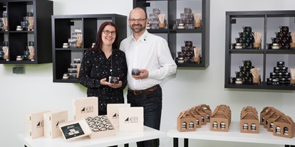 Händler - überwiegend Fairtrade Produkte - Axams - Thomas Weber und Damaris Wolfger im Showroom in der Schaumanufaktur - Senfmanufaktur Weber