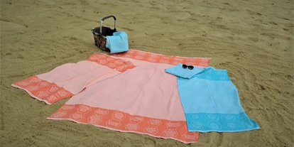 Händler - überwiegend Fairtrade Produkte - Rexham - Strandtücher bzw. Freizeittuch aus BIO-Baumwolle, mit eingewebten Botschaften. - verum textilia by Armin Landskron