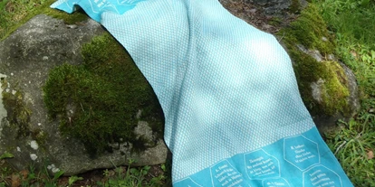Händler - überwiegend Fairtrade Produkte - Unterpuchenau - Strandtücher bzw. Freizeittuch aus BIO-Baumwolle, mit eingewebten Botschaften. - verum textilia by Armin Landskron