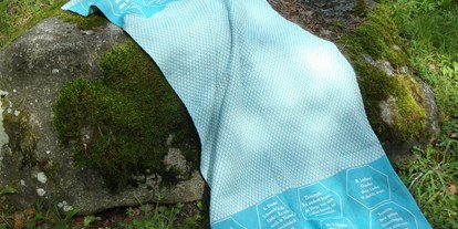 Händler - überwiegend Fairtrade Produkte - PLZ 4064 (Österreich) - Strandtücher bzw. Freizeittuch aus BIO-Baumwolle, mit eingewebten Botschaften. - verum textilia by Armin Landskron