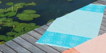 Händler - Versand möglich - Oberweitrag - Strandtücher bzw. Freizeittuch aus BIO-Baumwolle, mit eingewebten Botschaften. - verum textilia by Armin Landskron