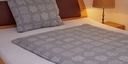 Händler - Versand möglich - Oberweitrag - Bettwäsche aus BIO-Baumwolle, mit eingewebten Botschaften. - verum textilia by Armin Landskron