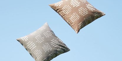 Händler - überwiegend selbstgemachte Produkte - Schörgendorf (Sankt Georgen an der Gusen) - Kissenbezug aus BIO-Baumwolle, mit eingewebten Botschaften. - verum textilia by Armin Landskron