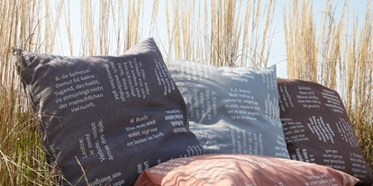 Händler - überwiegend Bio Produkte - Unterpuchenau - Kissenbezug aus BIO-Baumwolle, mit eingewebten Botschaften. - verum textilia by Armin Landskron