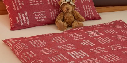 Händler - Unternehmens-Kategorie: Versandhandel - Gramastetten - Bettwäsche aus BIO-Baumwolle, mit eingewebten Botschaften. - verum textilia by Armin Landskron