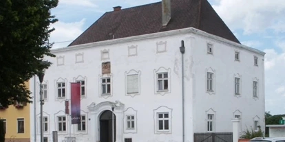 Händler - Hol- und Bringservice - Eggersham - Unser Stammhaus in Reichersberg. Erbaut in 1640 als Stiftsherberge, dient es nun unserer Kaffeerösterei und Likörmanufaktur als Produktionsstandort. - ORIGINAL HABESHAWIT COFFEE 