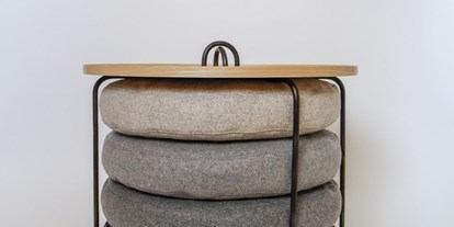 Händler - Produkt-Kategorie: Möbel und Deko - Stockham (Straßwalchen) - Knopferl grau - IN PRETTY GOOD SHAPE