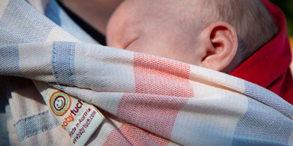Händler - Produkt-Kategorie: Kleidung und Textil - Nesler - Dein Baby sitzt sicher und fest bei dir - und du hast die Hände frei! - Babytuch - das Tragetuch ohne Knoten