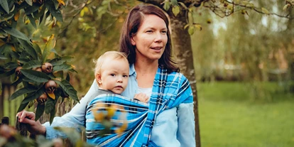Händler - überwiegend selbstgemachte Produkte - St. Gallenkirch - Mit dem Babytuch kannst du dein Baby ganz einfach seitlich auf der Hüfte tragen. - Babytuch - das Tragetuch ohne Knoten