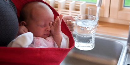 Händler - Unternehmens-Kategorie: Produktion - St. Gallenkirch - In der Wiege kannst du dein Baby die ersten 2-3 Lebenswochen liegend tragen. - Babytuch - das Tragetuch ohne Knoten