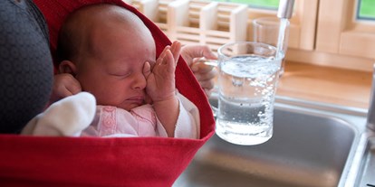 Händler - Vorarlberg - In der Wiege kannst du dein Baby die ersten 2-3 Lebenswochen liegend tragen. - Babytuch - das Tragetuch ohne Knoten