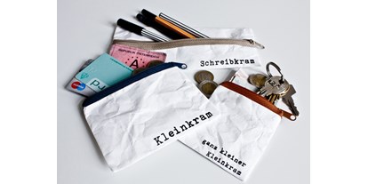 Händler - Produkt-Kategorie: Kleidung und Textil - Korneuburg Stadtzentrum Korneuburg - Taschen wie aus Papier!
Kleinkram
Schreibkram
ganz kleiner Kleinkram - Taschen wie aus Papier!