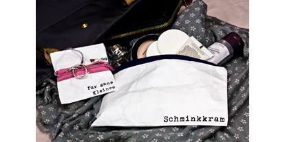 Händler - Produkt-Kategorie: Kleidung und Textil - Maria-Lanzendorf - Taschen wie aus Papier!
für ganz Kleines
Schminkkram - Taschen wie aus Papier!