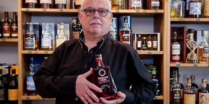 Händler - Winkl (Straßwalchen) - Inhaber Andreas Gschaider, sein Herz schlägt für hochwertige Spirituosen. - Whiskyfreunde Seekirchen