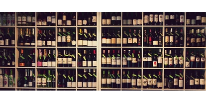 Händler - Lieferservice - Roidham (Sankt Pantaleon, Ostermiething) - Das Regal ist immer noch gut gefüllt !!! - Rebklaus - Wein und Spezialitäten